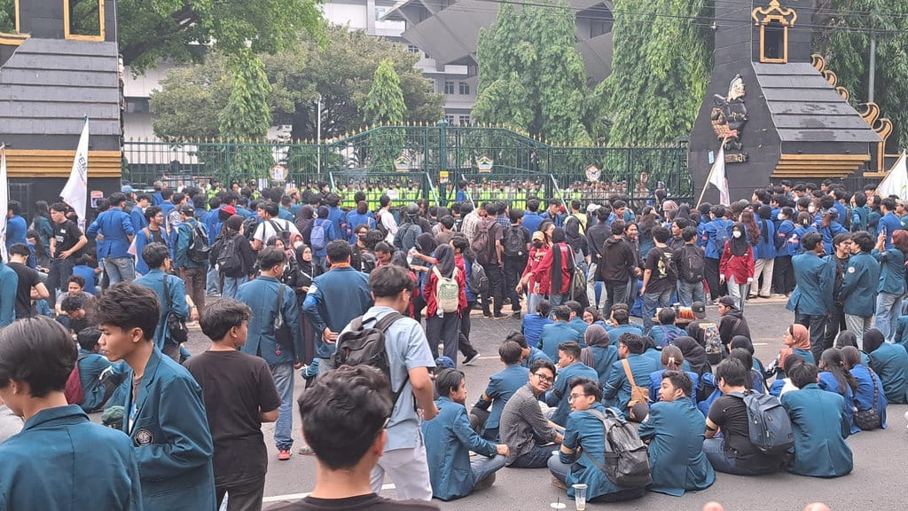 Demo Mahasiswa Semarang Kritik Krisis Ekonomi-Teriak Revolusi Demo Mahasiswa Semarang Kritik Krisis Ekonomi-Teriak Revolusi