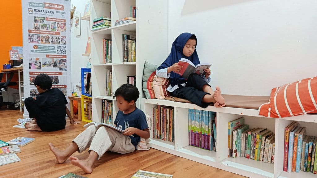 Kisah Binar Baca: Perpustakaan Mini Bogor yang Lawan Buta Aksara Kisah Binar Baca: Perpustakaan Mini Bogor yang Lawan Buta Aksara