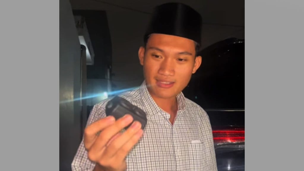 Cerita Eks Ketua BEM UGM Tiyo Temukan 2 Alat Pelacak di Mobilnya Cerita Eks Ketua BEM UGM Tiyo Temukan 2 Alat Pelacak di Mobilnya