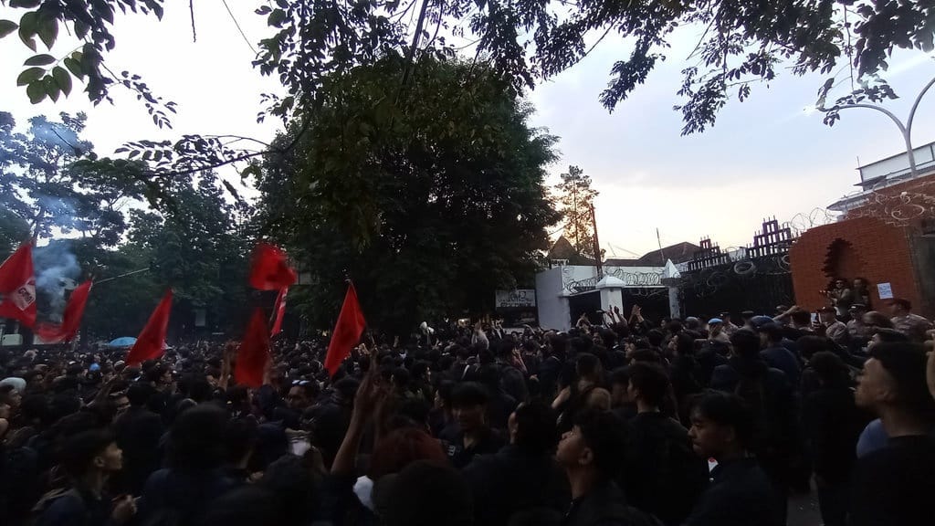 Demo Mahasiswa di Bandung Sempat Diwarnai Ledakan Petasan Demo Mahasiswa di Bandung Sempat Diwarnai Ledakan Petasan