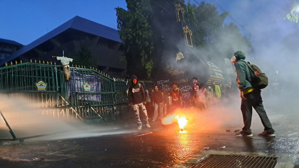Demo Mahasiswa di Semarang Berujung Dibubarkan Paksa Demo Mahasiswa di Semarang Berujung Dibubarkan Paksa