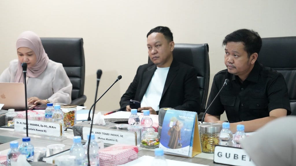 DPRD Sulsel Desak Hentikan Aksi Mundur Massal 326 Kepsek SMA-SMK DPRD Sulsel Desak Hentikan Aksi Mundur Massal 326 Kepsek SMA-SMK