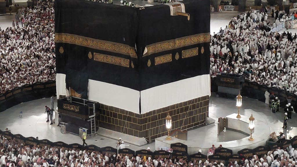 Momen Pergantian Kiswah Ka'bah di Masjidil Haram Momen Pergantian Kiswah Ka'bah di Masjidil Haram