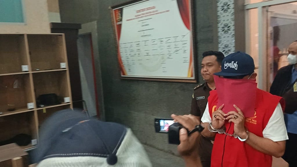 Usai Haji, Tersangka Korupsi KUR Bank BUMD Langsung Ditahan Usai Haji, Tersangka Korupsi KUR Bank BUMD Langsung Ditahan