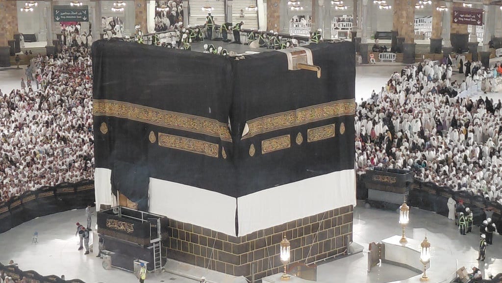 Sambut Tahun Baru di Makkah, Menyaksikan Ka'bah Berganti Kiswah Sambut Tahun Baru di Makkah, Menyaksikan Ka'bah Berganti Kiswah