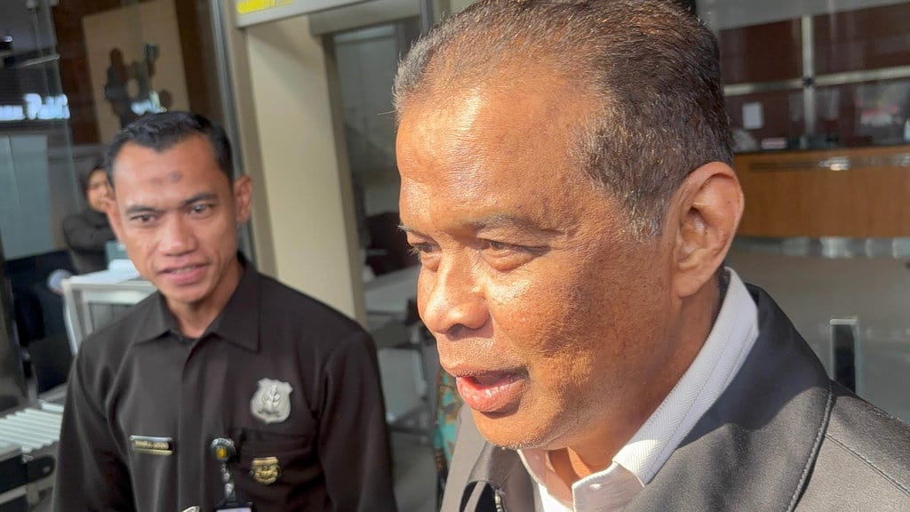 Fuad Tertawa saat Ditanya Maktour Raup Rp27,8 M di Kasus Haji Fuad Tertawa saat Ditanya Maktour Raup Rp27,8 M di Kasus Haji