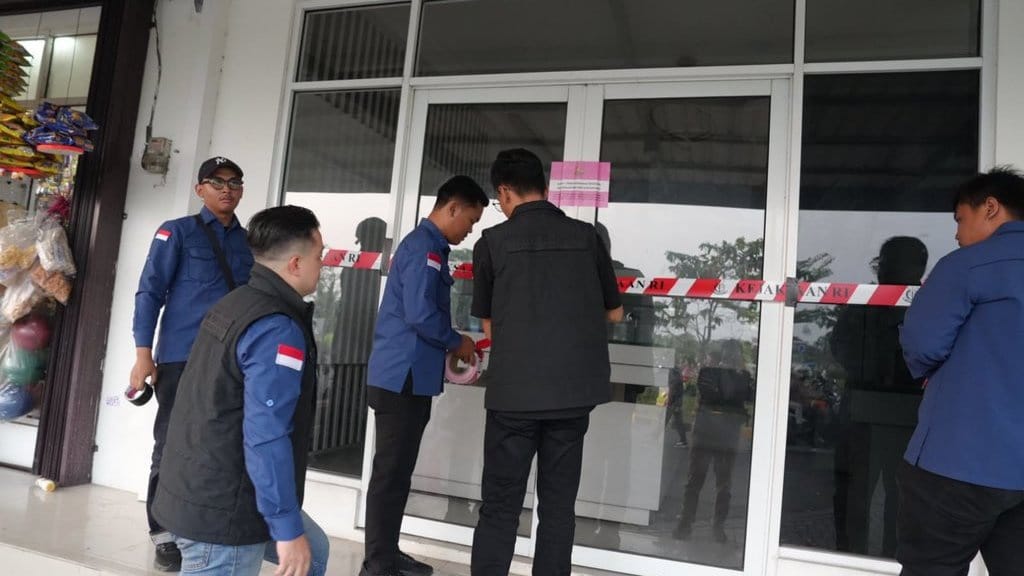 Kejari Karawang Sita 3 Ruko Terkait Dugaan Korupsi KPR Bank BUMN Kejari Karawang Sita 3 Ruko Terkait Dugaan Korupsi KPR Bank BUMN