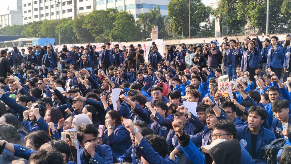 Massa Mahasiswa Memadati Depan DPR, Jalan Gatot Subroto Ditutup Massa Mahasiswa Memadati Depan DPR, Jalan Gatot Subroto Ditutup