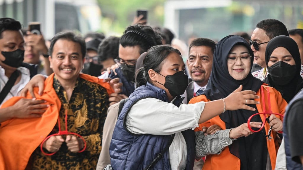 Roy Suryo dan Dokter Tifa Tak Ditahan usai Dilimpahkan ke Kejari Roy Suryo dan Dokter Tifa Tak Ditahan usai Dilimpahkan ke Kejari
