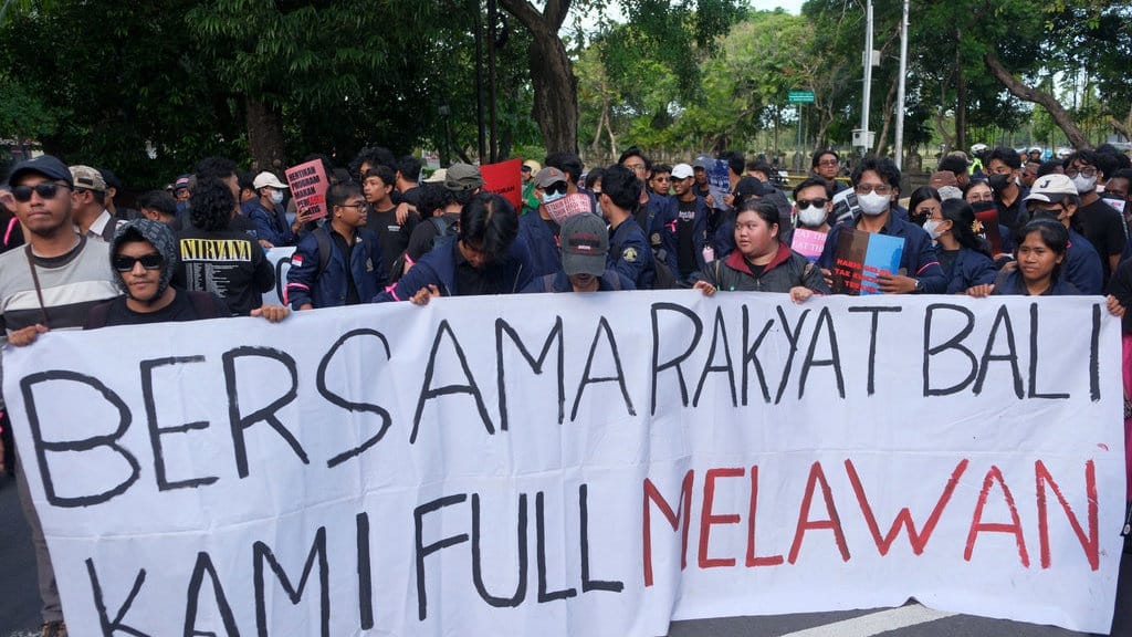 Aliansi BEM se-Bali Geruduk Kantor DPRD, Sampaikan 16 Tuntutan Aliansi BEM se-Bali Geruduk Kantor DPRD, Sampaikan 16 Tuntutan