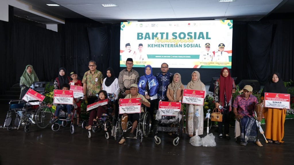 Kemensos Beri Bantuan Kaki Palsu bagi Korban Serangan Buaya Kemensos Beri Bantuan Kaki Palsu bagi Korban Serangan Buaya