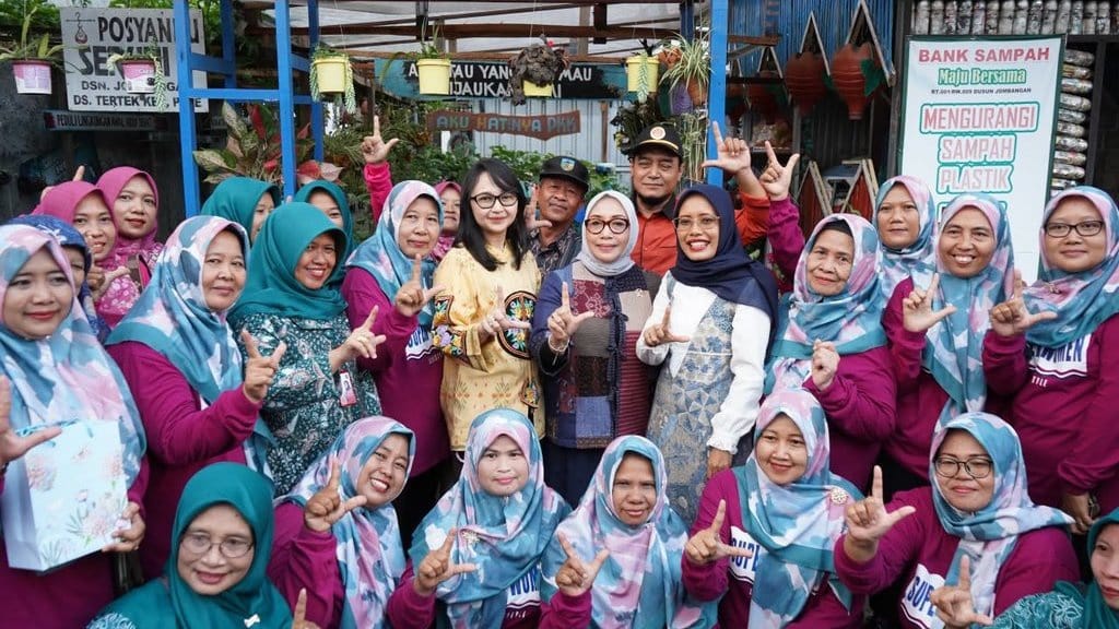 Mbak Cicha Dampingi Menteri PPPA Kunjungi P2L Desa Tertek Mbak Cicha Dampingi Menteri PPPA Kunjungi P2L Desa Tertek