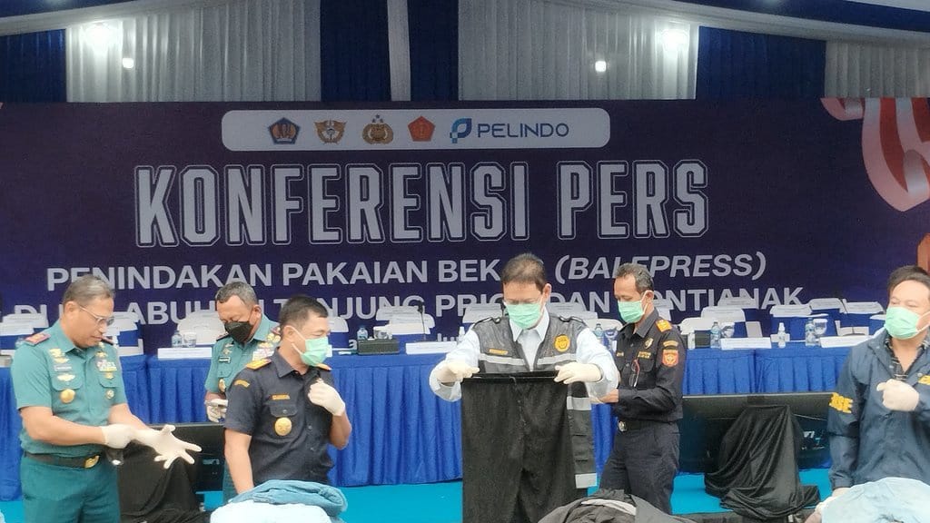 Bea Cukai Sita Pakaian Bekas Impor Ilegal Senilai Rp53,9 M Bea Cukai Sita Pakaian Bekas Impor Ilegal Senilai Rp53,9 M