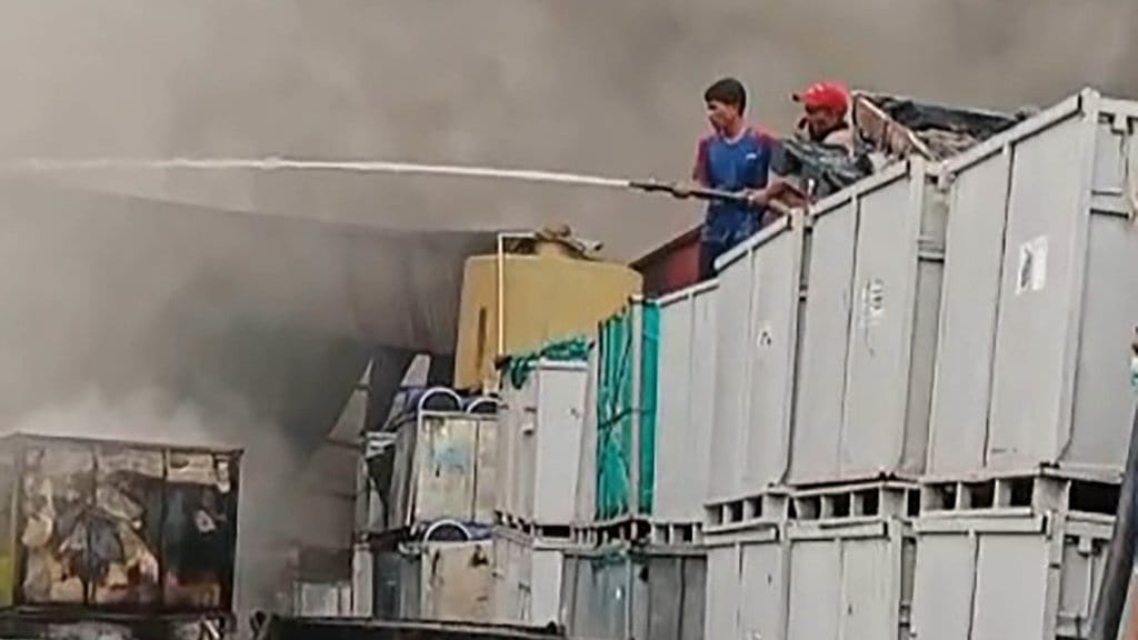 Kebakaran Pabrik Sandal di Cipondoh, Ini Dugaan Penyebabnya Kebakaran Pabrik Sandal di Cipondoh, Ini Dugaan Penyebabnya