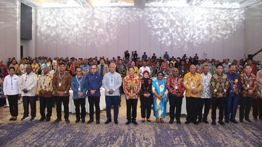 Kemendagri Beri Penghargaan Daerah Berprestasi Regional Papua Kemendagri Beri Penghargaan Daerah Berprestasi Regional Papua