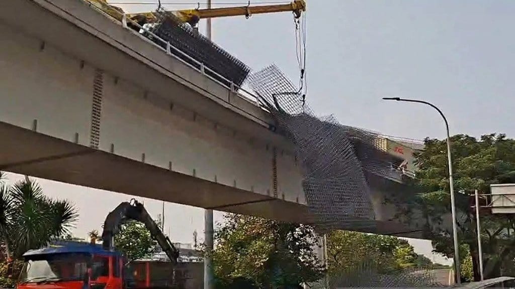 Kronologi Truk Besi Terguling di Tomang, Muatan Jatuh Dua Kali Kronologi Truk Besi Terguling di Tomang, Muatan Jatuh Dua Kali