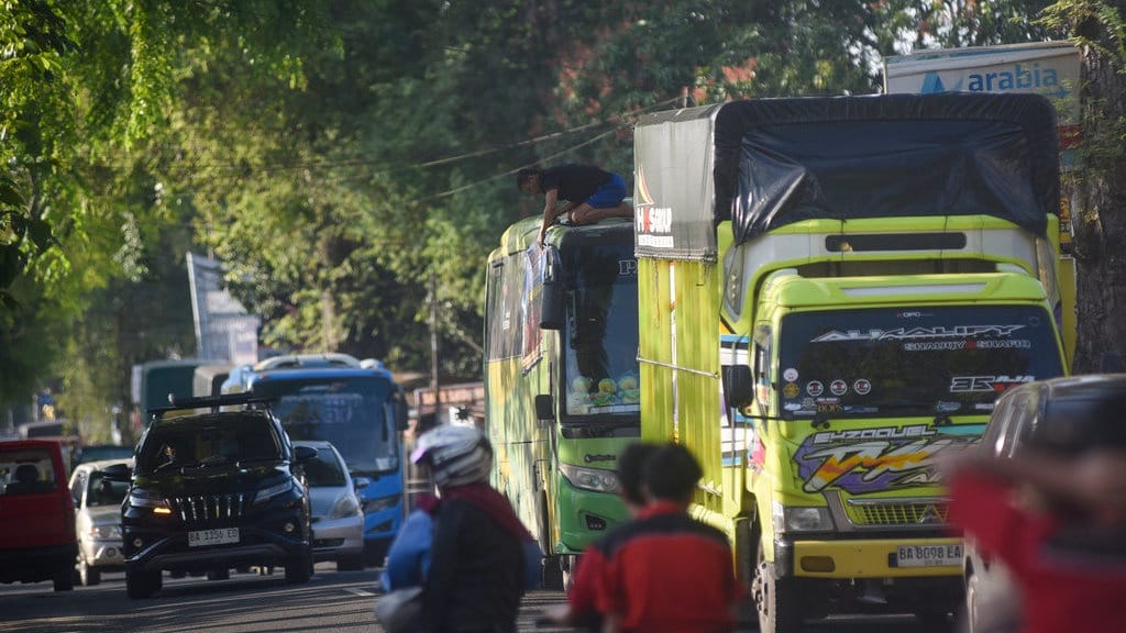 Apa Penyebab BBM Langka di Sumatra hingga Antrean Mengular? Apa Penyebab BBM Langka di Sumatra hingga Antrean Mengular?