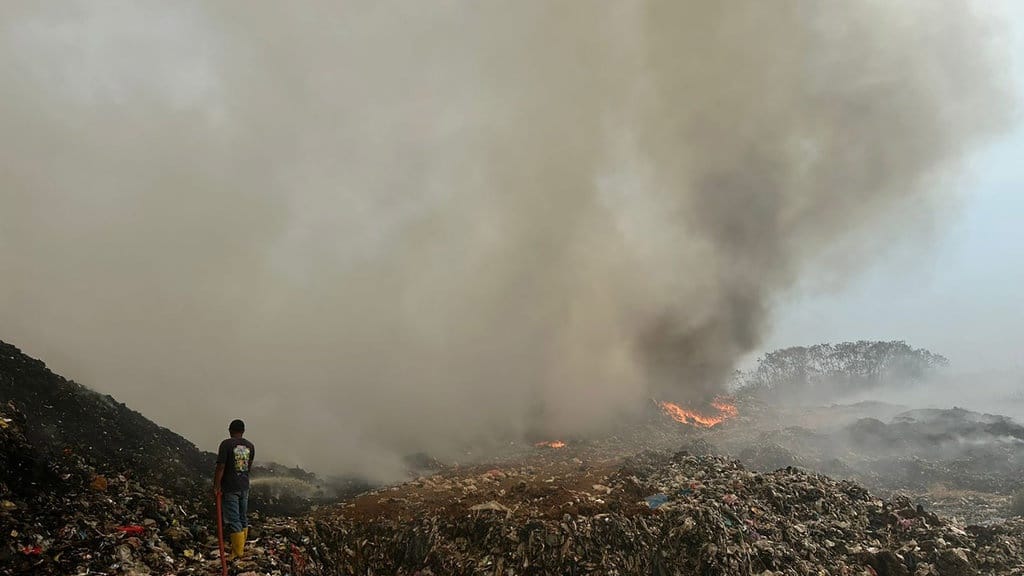 Dua Heli Water Bombing Padamkan Api di TPA Tangerang Dua Heli Water Bombing Padamkan Api di TPA Tangerang