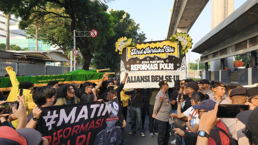Aksi BEM UI Gotong Keranda Simbol Matinya Reformasi Polri Aksi BEM UI Gotong Keranda Simbol Matinya Reformasi Polri