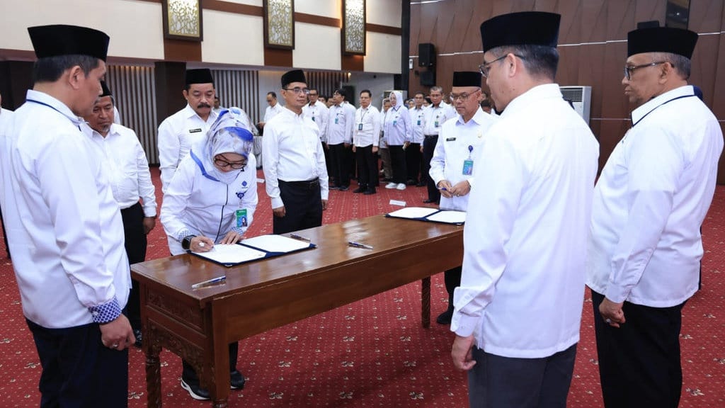 Lantik Pejabat Baru, Menaker: Berikan yang Terbaik Bagi Negara Lantik Pejabat Baru, Menaker: Berikan yang Terbaik Bagi Negara