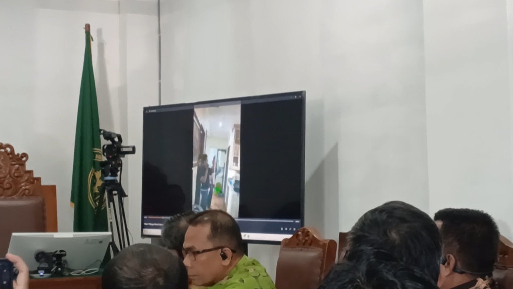 Kuasa Hukum Putar Video Penangkapan Roy Suryo di Praperadilan Kuasa Hukum Putar Video Penangkapan Roy Suryo di Praperadilan