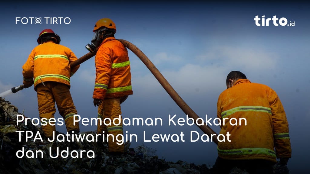 Pemadaman Kebakaran TPA Jatiwaringin Lewat Darat dan Udara Pemadaman Kebakaran TPA Jatiwaringin Lewat Darat dan Udara