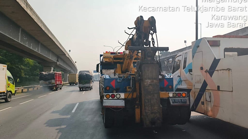 3 Truk Tabrakan di Tol Cikampek: Evakuasi 8 Jam & 1 Luka Ringan 3 Truk Tabrakan di Tol Cikampek: Evakuasi 8 Jam & 1 Luka Ringan