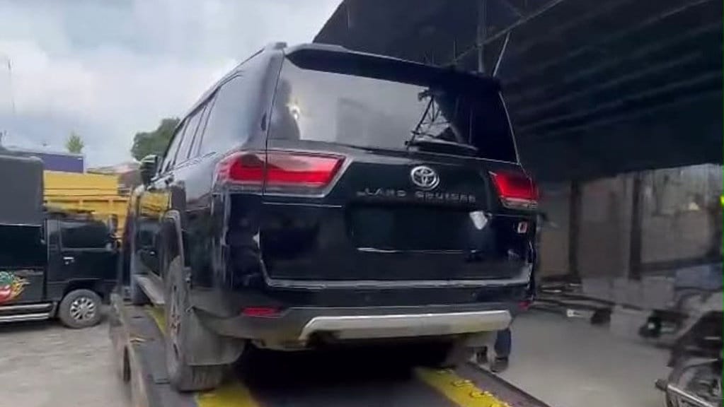 KPK Temukan Mobil Land Cruiser Hasil Suap Bupati Kuansing KPK Temukan Mobil Land Cruiser Hasil Suap Bupati Kuansing