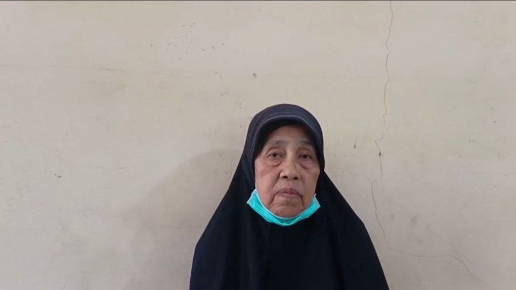 Asap TPA Jatiwaringin dan Harapan Terakhir Mak Saiyah Asap TPA Jatiwaringin dan Harapan Terakhir Mak Saiyah