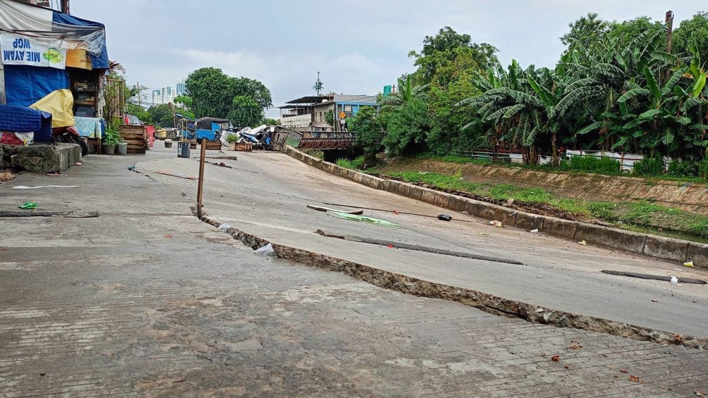 Penyebab Jalan Ambles Pulo Gadung & Dampaknya, 5 Bulan Diabaikan Penyebab Jalan Ambles Pulo Gadung & Dampaknya, 5 Bulan Diabaikan