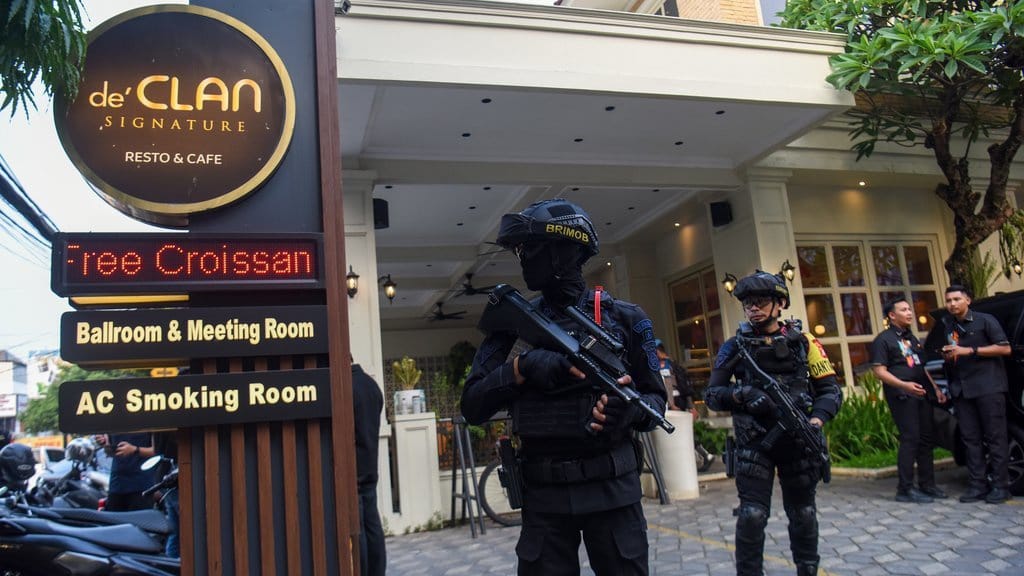 Geledah Kafe di Jaksel, Polisi Temukan Brankas Berisikan Dolar Geledah Kafe di Jaksel, Polisi Temukan Brankas Berisikan Dolar