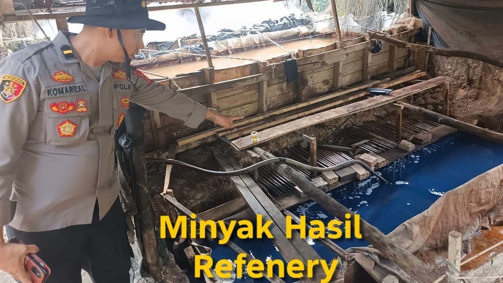 Polisi Gerebek Penyulingan Minyak di Banyuasin, 3 Orang Diciduk Polisi Gerebek Penyulingan Minyak di Banyuasin, 3 Orang Diciduk