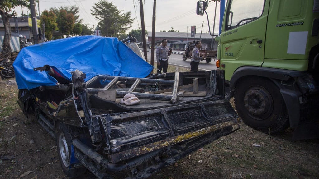 Kronologi Kecelakaan Maut Pantura Indramayu, 13 Orang Tewas Kronologi Kecelakaan Maut Pantura Indramayu, 13 Orang Tewas