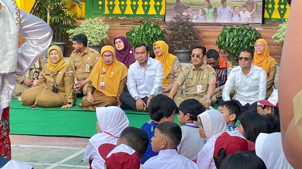 Dekap Ayah dan Ibu Sebelum Belajar di Hari Pertama Sekolah Dekap Ayah dan Ibu Sebelum Belajar di Hari Pertama Sekolah