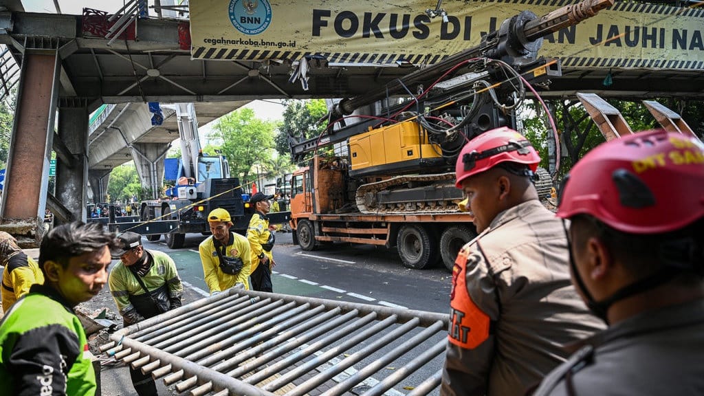 Buntut Truk Nyangkut di Tendean: Kemacetan Parah, JPO Dirobohkan Buntut Truk Nyangkut di Tendean: Kemacetan Parah, JPO Dirobohkan