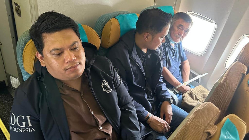 Divhubinter Polri Tangkap dan Pulangkan 3 Buron Asal Cina Divhubinter Polri Tangkap dan Pulangkan 3 Buron Asal Cina