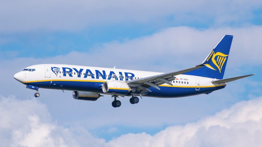 Kisah Penumpang Ryanair Tersedot Usai Kaca Pesawat Pecah Kisah Penumpang Ryanair Tersedot Usai Kaca Pesawat Pecah