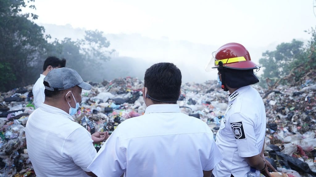 TPA Panembong Subang Terbakar Seminggu, Asap Masih Mengepul TPA Panembong Subang Terbakar Seminggu, Asap Masih Mengepul