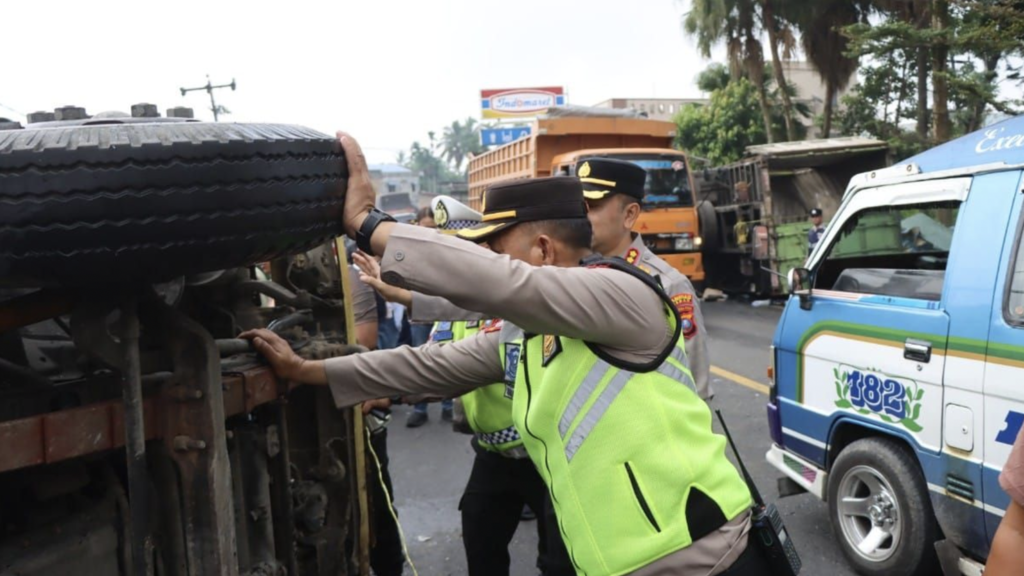Truk Rem Blong di Sibolangit Tabrak 9 Kendaraan, 4 Orang Tewas Truk Rem Blong di Sibolangit Tabrak 9 Kendaraan, 4 Orang Tewas