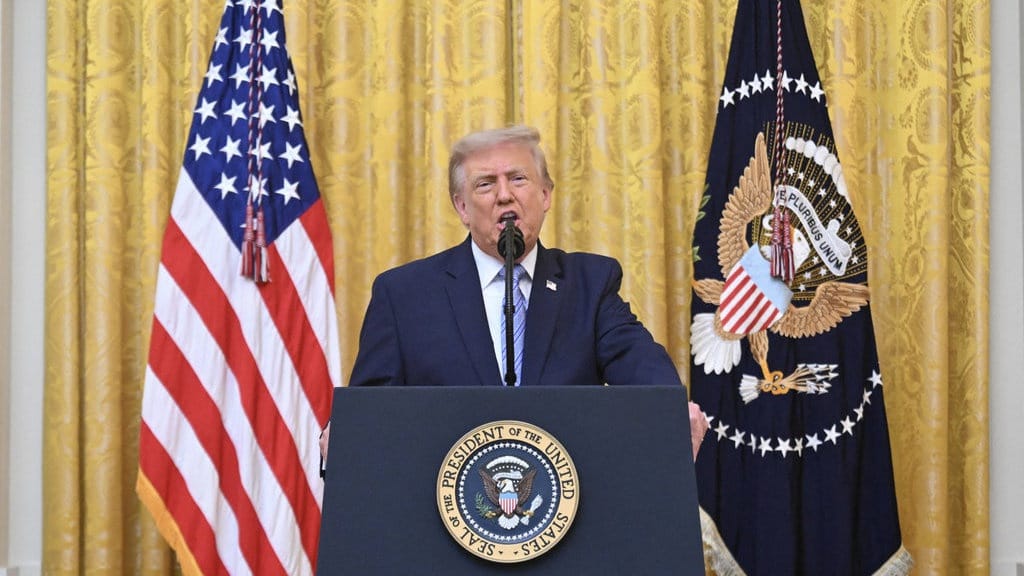 Trump Terapkan Tarif Baru ke 60 Negara, Indonesia Kena 10 Persen Trump Terapkan Tarif Baru ke 60 Negara, Indonesia Kena 10 Persen