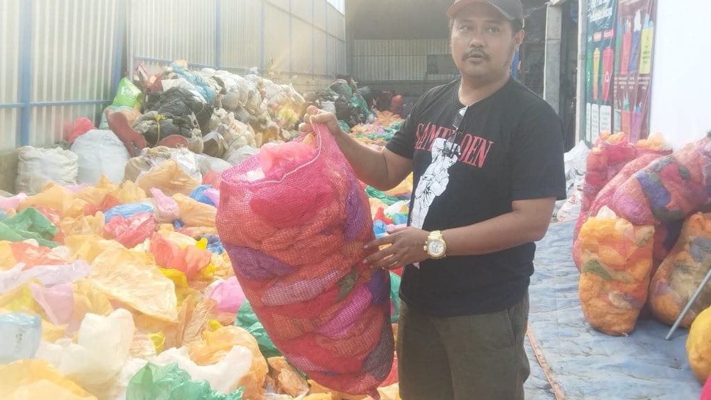 Dari Sampah Plastik Jadi BBM, Kisah Antok Siapkan Tabungan Warga Dari Sampah Plastik Jadi BBM, Kisah Antok Siapkan Tabungan Warga