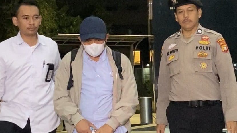 Pakai Jaket Krem, Bupati Lombok Barat Tiba di Gedung KPK Pakai Jaket Krem, Bupati Lombok Barat Tiba di Gedung KPK