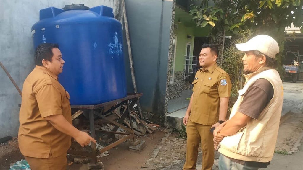 Pemkot Tangsel Kirim Air Bersih untuk Warga Terdampak Kekeringan Pemkot Tangsel Kirim Air Bersih untuk Warga Terdampak Kekeringan