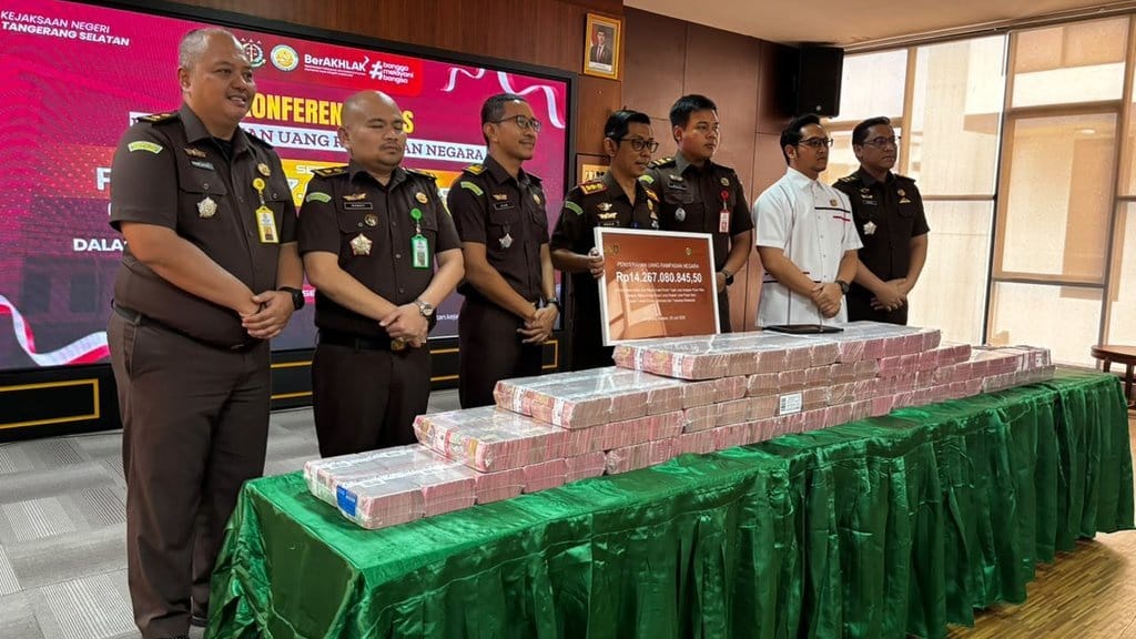 Kejari Tangsel Setor Rampasan Rp14,2 M dari Kasus Pinjol Ilegal Kejari Tangsel Setor Rampasan Rp14,2 M dari Kasus Pinjol Ilegal