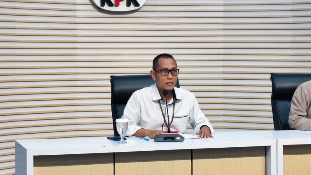KPK Tahan 3 Tersangka Kasus Korupsi Dana Hibah Pokmas Jatim KPK Tahan 3 Tersangka Kasus Korupsi Dana Hibah Pokmas Jatim