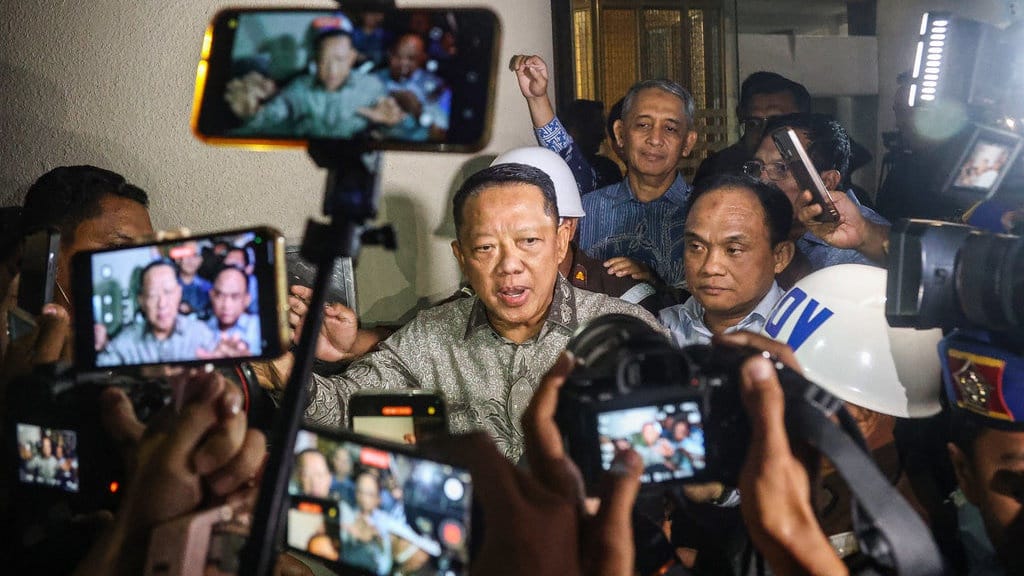 Eks Jampidsus Febrie Protes: Saya Seharusnya Belum Ditahan Eks Jampidsus Febrie Protes: Saya Seharusnya Belum Ditahan