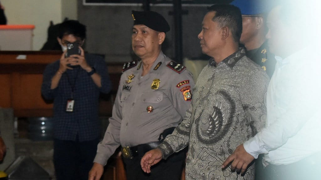 Eks Jampidsus Febrie Langsung Dibawa ke Rutan saat Tiba di KPK Eks Jampidsus Febrie Langsung Dibawa ke Rutan saat Tiba di KPK