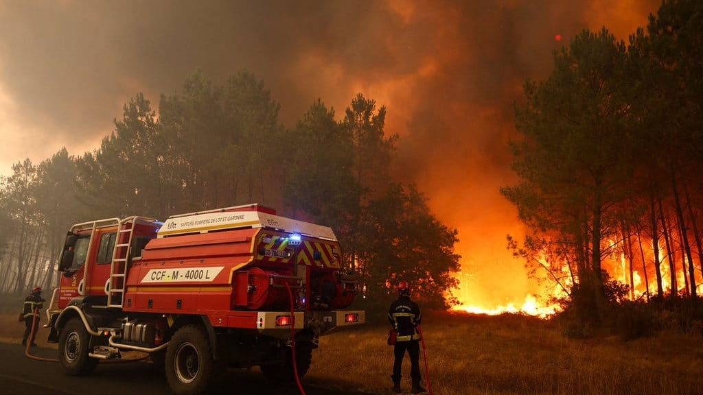 Kebakaran Hutan di Spanyol & Prancis: 250 Ribu Warga Dievakuasi Kebakaran Hutan di Spanyol & Prancis: 250 Ribu Warga Dievakuasi
