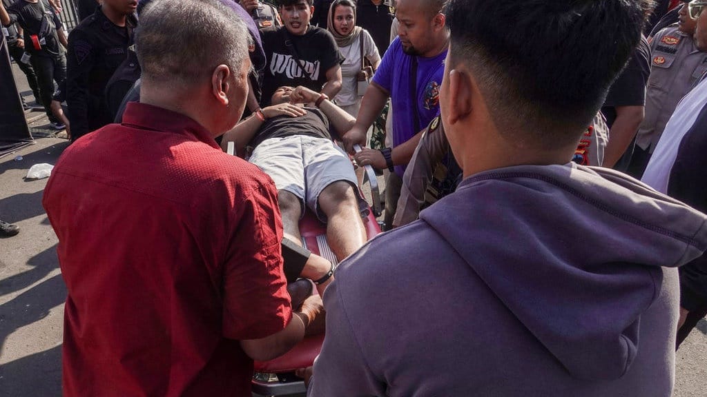 Tribun VIP Acara Drift di Banyumas Ambruk Dipicu Pembagian Kaus Tribun VIP Acara Drift di Banyumas Ambruk Dipicu Pembagian Kaus