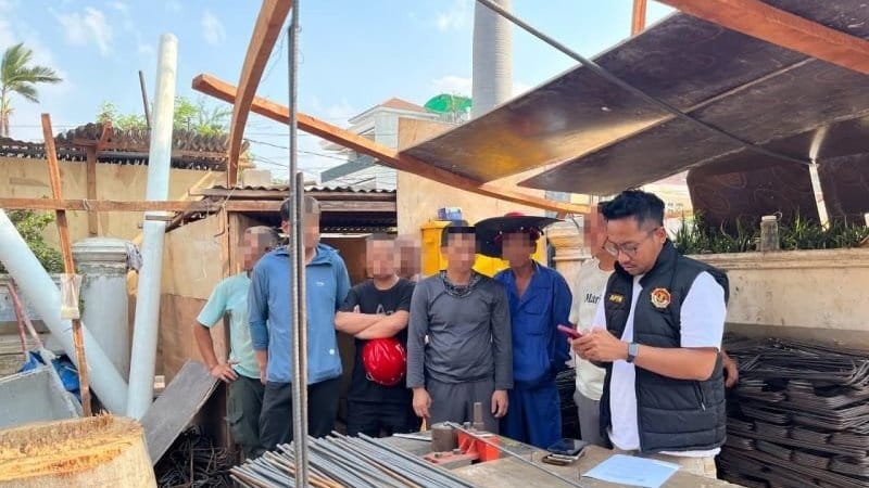 Imigrasi Tangkap 10 WNA Cina Kerja Jadi Buruh Bangunan di Pluit Imigrasi Tangkap 10 WNA Cina Kerja Jadi Buruh Bangunan di Pluit